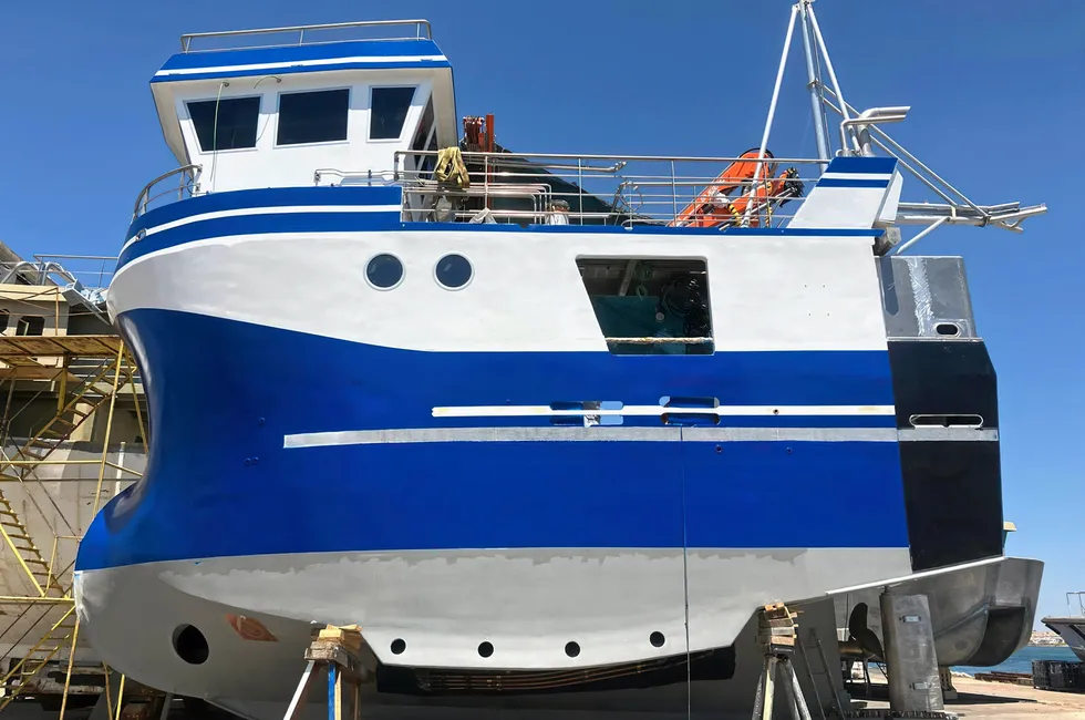 Jan-Ivar Hansen fra Oldervik i Troms bygger sin nye fiskebåt «Arnt Ivar» i Portugal.