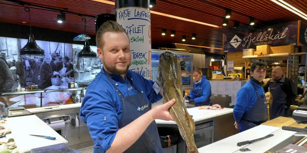 DYRT: Prisen på torsken er for høye for folk flest på Torget i Bergen. de betaler mer, men kjøper mindre.Foto: OLE ERIK KLOKEIDE