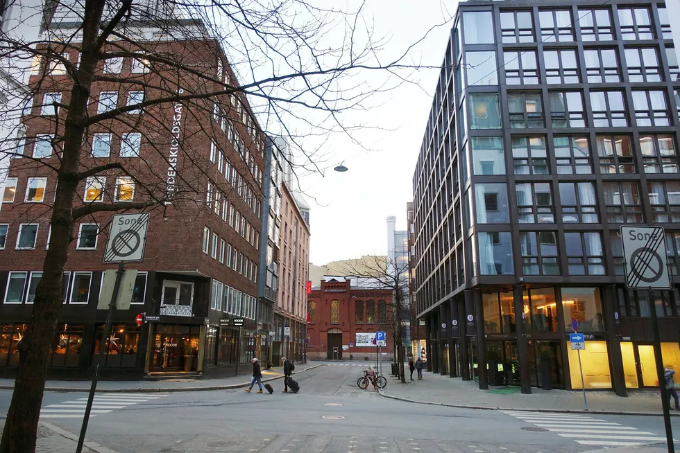 Hotel Verdandi i Oslo ligger i bygget til høyre – med servering av frokost over gaten til venstre på restauranten Foodie.