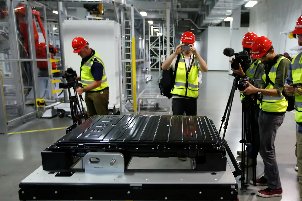 Teslas batterier produseres i dag i selskapets såkalte gigafabrikk i Nevada. Nå skal produksjonen utvides til Kina. Foto: Rich Pedroncelli/AP/NTB Scanpix