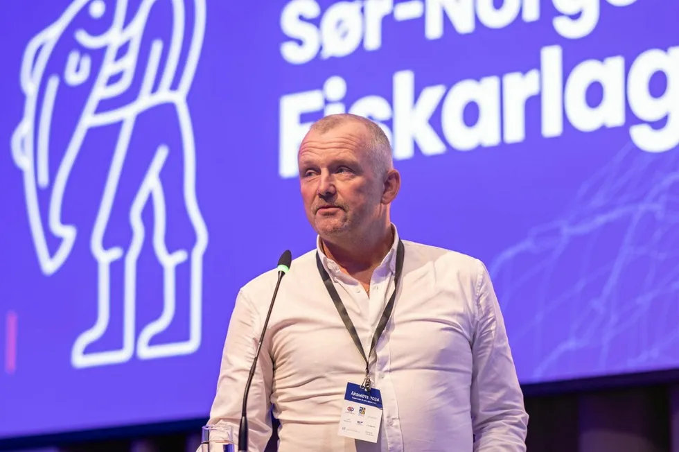 Geir Magne Røys i kontrollnemda på årsmøtet i Sør-Norges Fiskarlag oppsummerte til stående applaus i striden om organiseringen av Norges Fiskarlag på årsmøtet i Ålesund fredag.