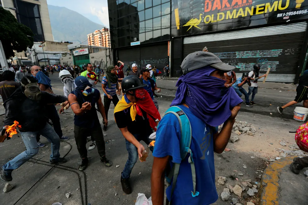 Store protester i Venezuela fortsetter på andre døgnet.