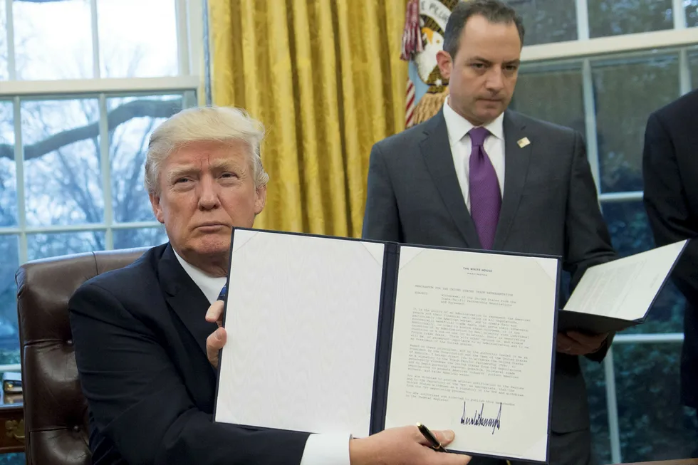 USAs president Donald J. Trump signerte på mandag en ordre om at USA skal trekke seg fra frihandelsavtalen TPP mellom USA og land i Stillehavsregionen. Dette åpner opp for økt kinesisk innflytelse i regionen. Foto: Saul Loeb/AFP/NTB Scanpix
