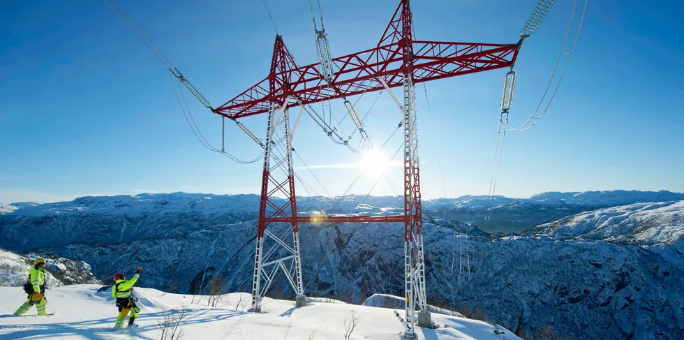 Statnett spår at kraftoverskuddet i Norge i dag vil være spist opp i 2026. På kysten er det i dag stor mangel på strøm. Mye av dette skyldes dårlig nettkapasitet.