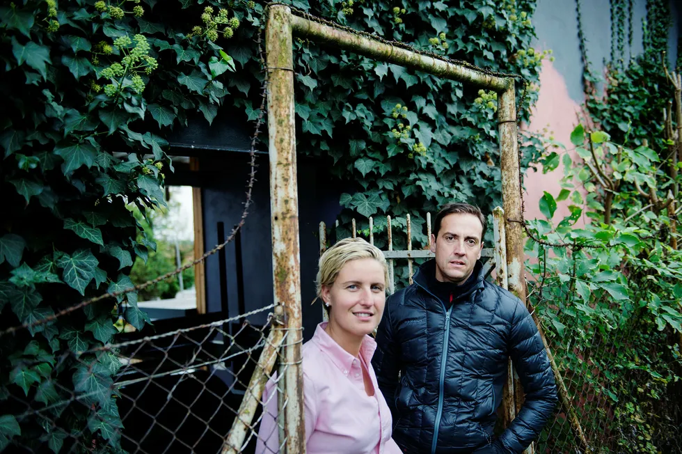 Par i hjerter. Hans Oliver Spanier og Carolin Spanier-Gillot er begge vinprodusenter og lager hver sin vin i samme kjeller.