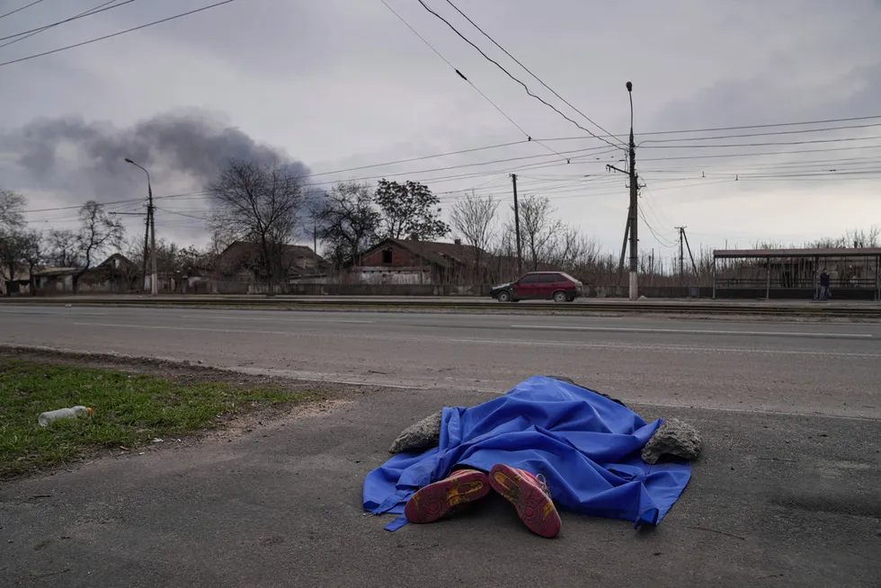 Liket av en drept sivil ligger i en gate i Mariupol 7. mars. Russlands militære offensiv mot Ukraina har fått EU til å fremstå som enhetlig og handlekraftig sammen med USA og Nato, skriver artikkelforfatteren.