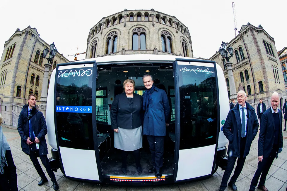 Statsminister Erna Solberg (H) og leder i Arbeiderpartiet Jonas Gahr Støre i den selvkjørende bussen som skulle frakte dem til IKT-Norges årskonferanse i Oslo. Foto: Håkon Mosvold Larsen/NTB scanpix