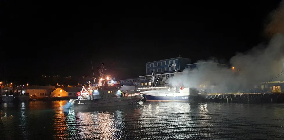 Her arbeider flere instanser med å få slukket brannen på fiskebåten «Bispen» lørdag morgen.