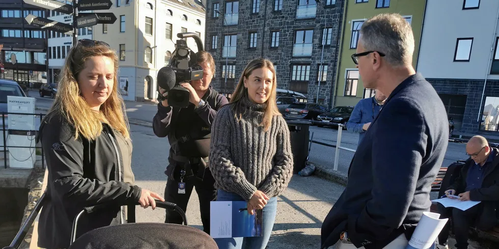 Vilde Oskarson og Odd Emil Ingebrigtsen i samtale i båthavna i Ålesund hvor strategimelingen og likestuilling i fiskerliene ble lagt frem.