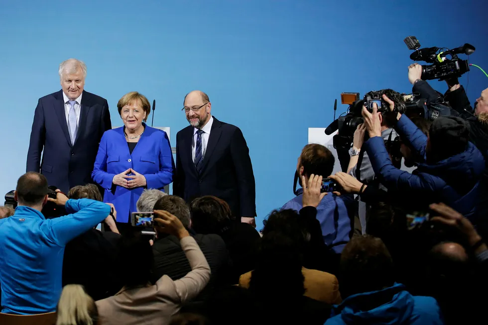Forbundskansler Angela Merkel, flankert av Bayerns ministerpresident Horst Seehofer (til venstre) og SPD-leder Martin Schulz. De tre er i rute til å danne en ny tysk storkoalisjon. Foto: Markus Schreiber/AP/NTB Scanpix