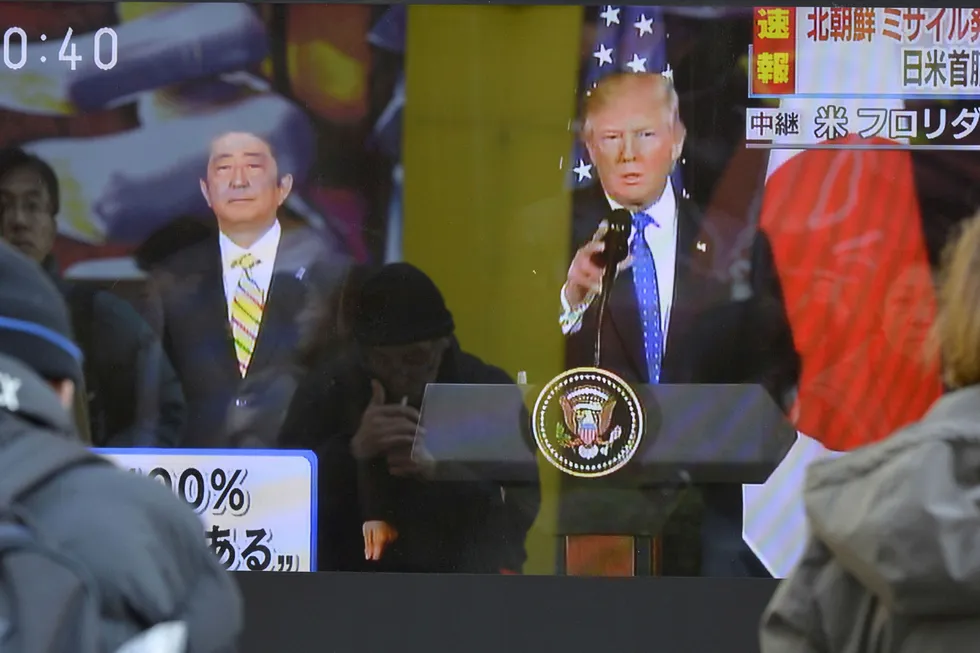 Donald Trump stilte opp på en felles pressekonferanse med den japanske statsministeren Shinzo Abe. Abe kalte oppskytingen fullstendig uakseptabel, og Trump sa at USA står 100 prosent bak Japan. Foto: Yoshitaka Sugawara
