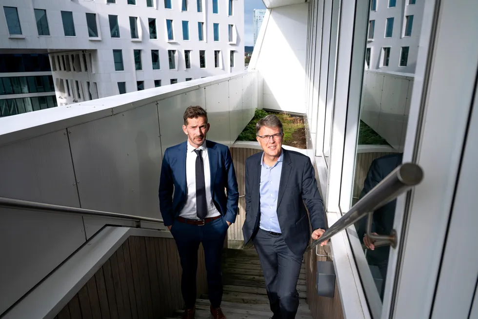 Deloitte-toppsjef Sjur Gaaseide (til høyre) og kredittanalysesjef Thomas Eitzen i SEB presenterer den halvårige finansdirektørundersøkelsen.