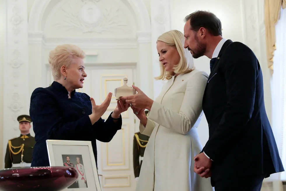Kronprins Haakon og kronprinsesse Mette-Marit møter president Dalia Grybauskaite i presidentpalasset i Vilnius. Foto: Åserud, Lise