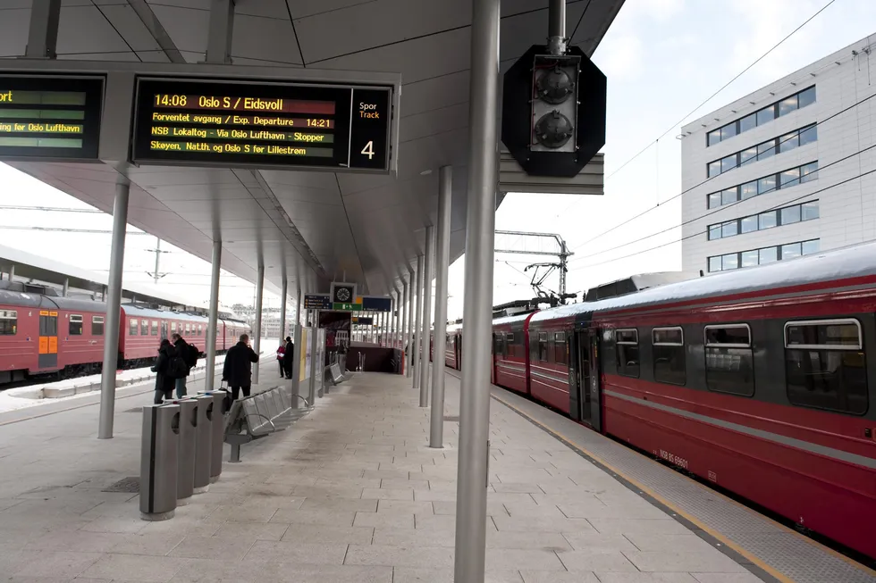 Jernbane med tilkobling til drammensbanen, med tunnelinngang vest for Lysaker stasjon (bildet), krever tre km ny bane, ikke åtte km, som for den planlagte t-banen.