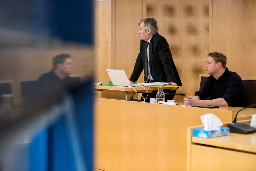 Henrik Huseby (til høyre) og advokat Per Harald Gjerstad vant første runde mot Apple her i Oslo tingrett. Men har senere tapt både i lagmannsretten og Høyesterett.