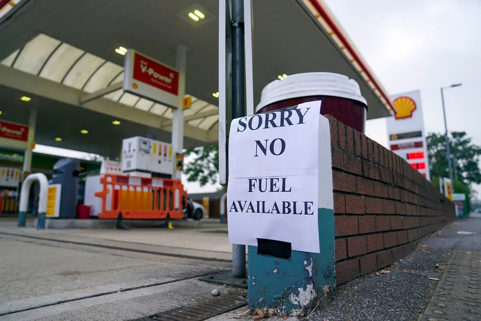Oljeprisen stiger markant. I Storbritannia går nå bensinstasjonene tomme for drivstoff på grunn av forsyningsproblemer, som her i Bracknell i England i helgen.