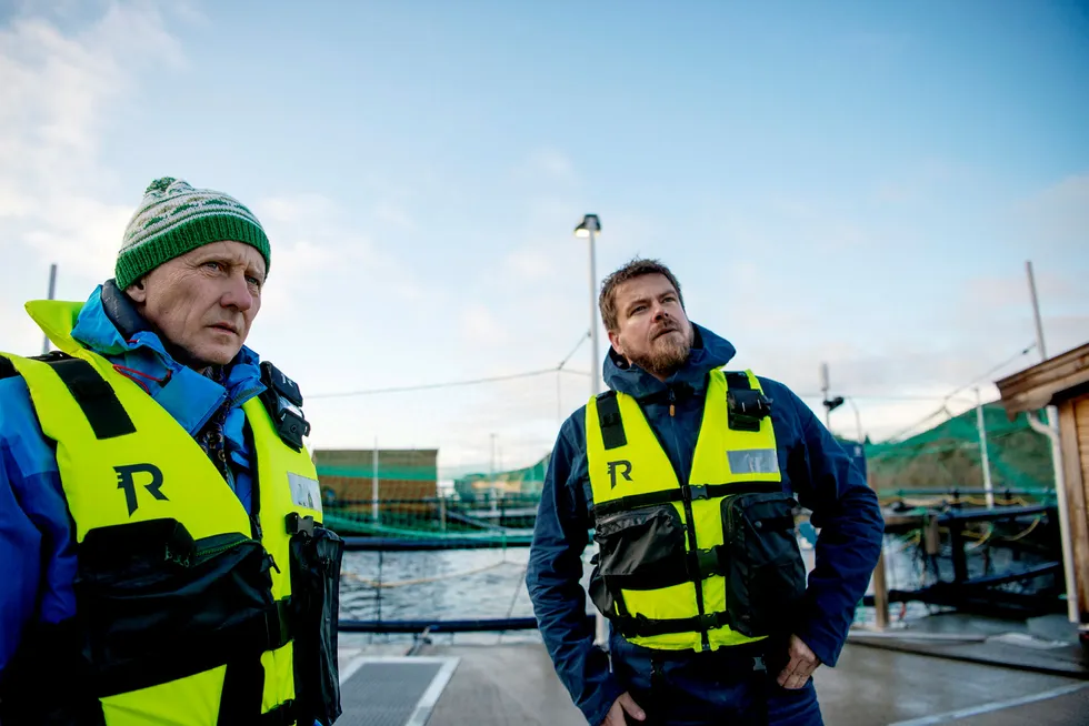 Styreleder Brynjar Forbergskog (til venstre) og daglig leder Trond-Otto Johnsen i Akvafuture i Hamnsundet i skjærgården på Helgelandskysten.