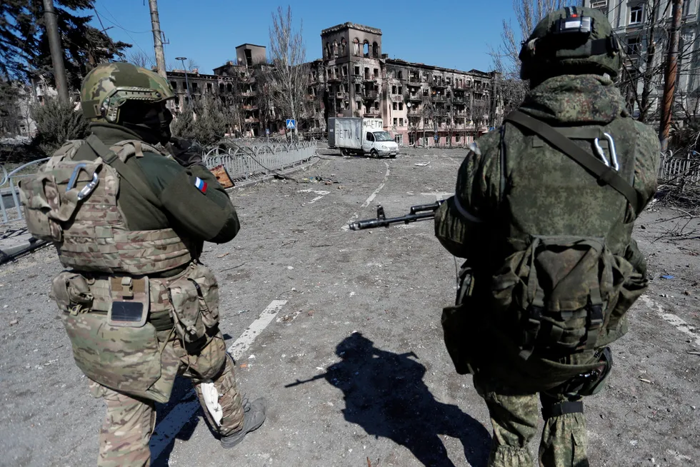 Prorussiske styrker undersøker gatene i den svært ødelagte byen Mariupol før helgen.