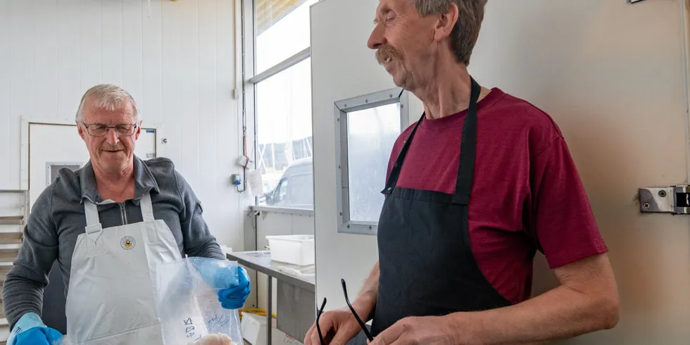 Daglig leder ved Ravnkloa Fisk & Skalldyr AS Ketil Rismark (t.h) legger ned driften av fiskebutikken etter 41 års drift. Elbjørg Haugen er en av 14 som mister jobben.