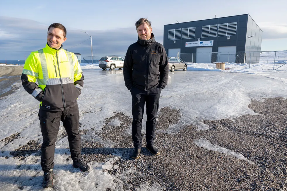 Denne pilotfabrikken for hydrogen skal være starten på et nytt hydrogeneventyr i havnen i Berlevåg. Her er prosjektleder Christian Bue sammen med Stein Mathisen i Varanger kraft som sammen med Aker er partnere i Green Ammonia Berlevåg.
