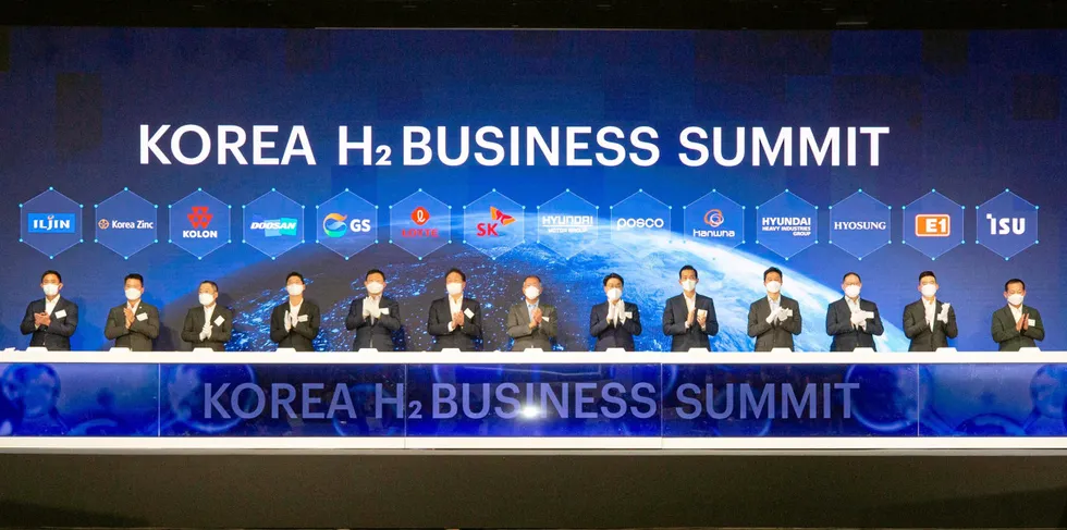 Senior executives from 15 Korean companies at the inaugural Korea H2 Business Council meeting in Ilsan, South Korea.