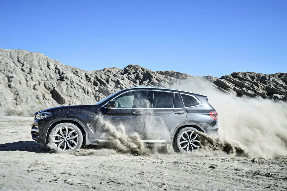 BMW X3 er neppe bilen du drar på ekspedisjon med, men at den kan sprute sand er åpenbart. Foto: BMW