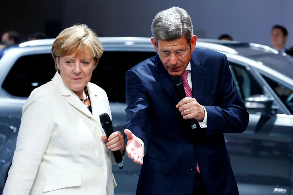 Tysklands kansler Angela Merkel forsvarer målene som er satt overfor Bernhard Mattes og landets enorme bilindustri. Bildet er fra 2015, da Mattes var Ford-sjef.