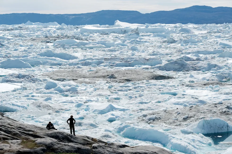 Vi har ni år på oss for halvere utslippene av klimagasser. Vi er langt fra å være i rute, skriver artikkelforfatteren. Bilde fra issmelting på Grønland.