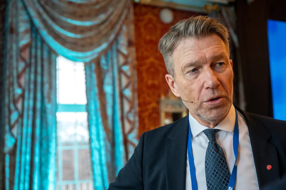 Olje- og energiminister Terje Aasland sier nei til strømkabel mellom Norge og Skottland.