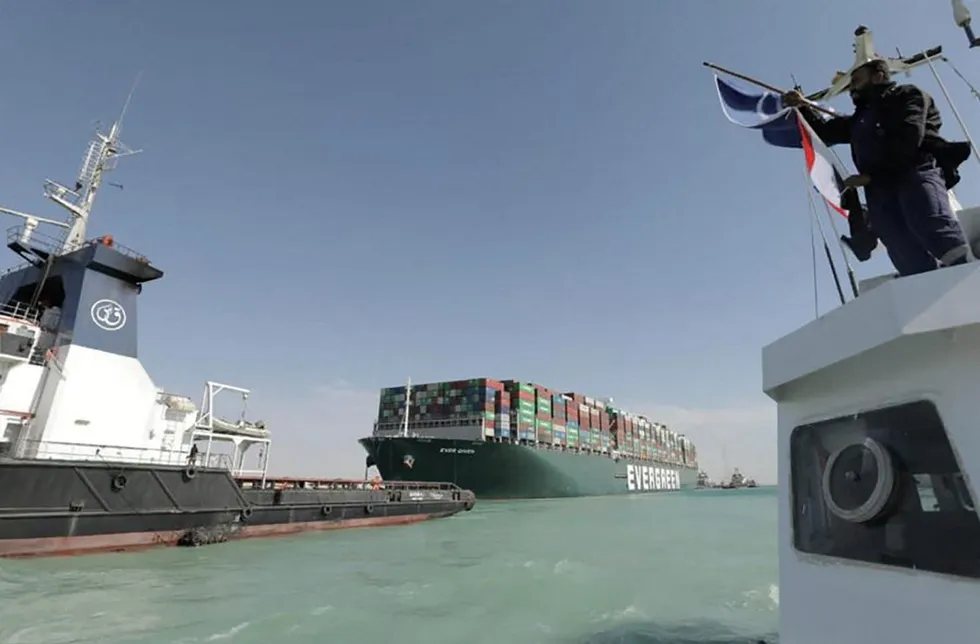 Traffic: in Suez Canal resumes after stranded ship refloated