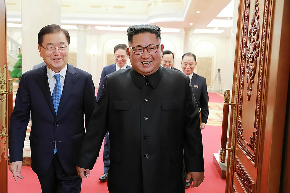 Nord-Koreas leder Kim Jong-un (til høyre) og Sør-Koreas president Moon Jae-in (venstre) er enige om å møtes senere denne måneden for å diskutere atomnedrustning. Bildet er tatt fra et møte mellom de to tirsdagfra et tidligere møte