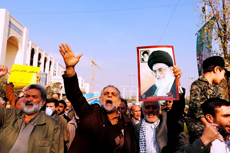 De siste dagene har tusenvis av iranere tatt til gatene for å vise sin støtte til myndighetene etter opptøyer som startet sist torsdag. Her fra en demonstrasjon i forbindelse med fredagsbønnen i Teheran. Foto: Atta Kenare/AFP/NTB Scanpix