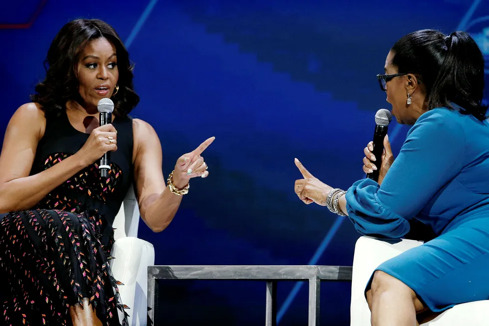 Michelle Obama (til venstre) og Oprah Winfrey er superkjendiser med talegaver. Begge har hærskarer av fans som gjerne ser dem i presidentstolen. Foto: Jonathan Ernst/Reuters/NTB Scanpix
