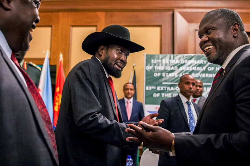 Sør-Sudas president Salva Kiir (t.v.) og opprørsleder Riek Machar (t.h.) ble onsdag enige om våpenhvile, men den ble brutt få timer etter at den trådte i kraft. Foto: AP / NTB scanpix