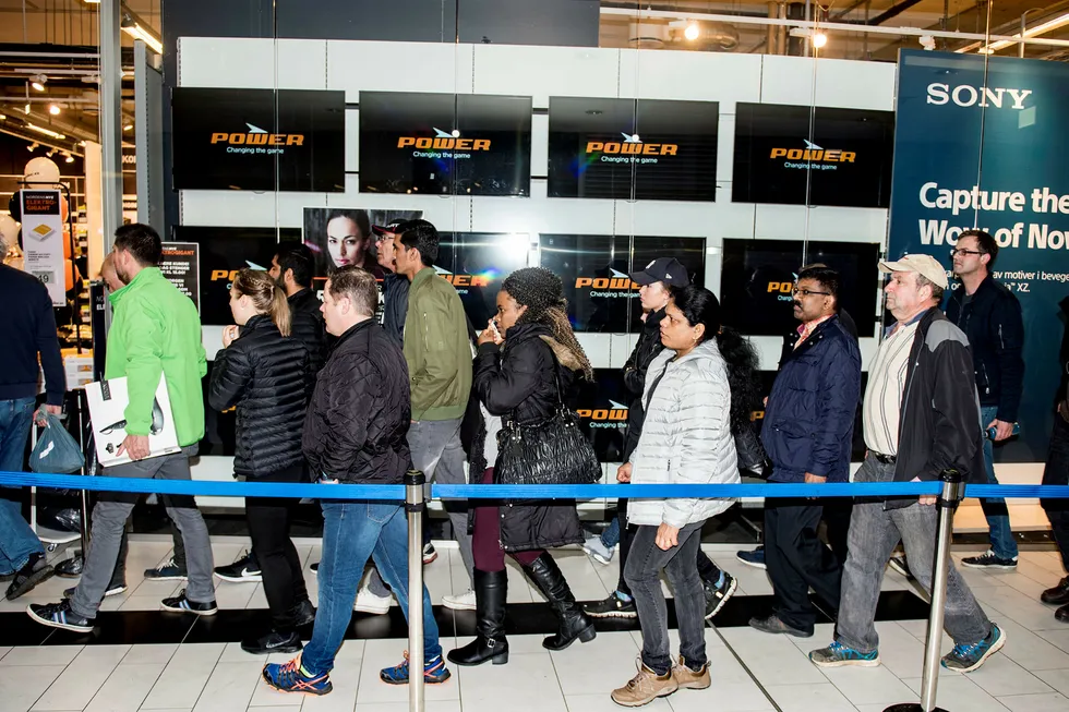 Folk slippes inn i puljer i den nye Power-butikken (tidligere Expert) på Strømmen storsenter fredag. Foto: Fartein Rudjord