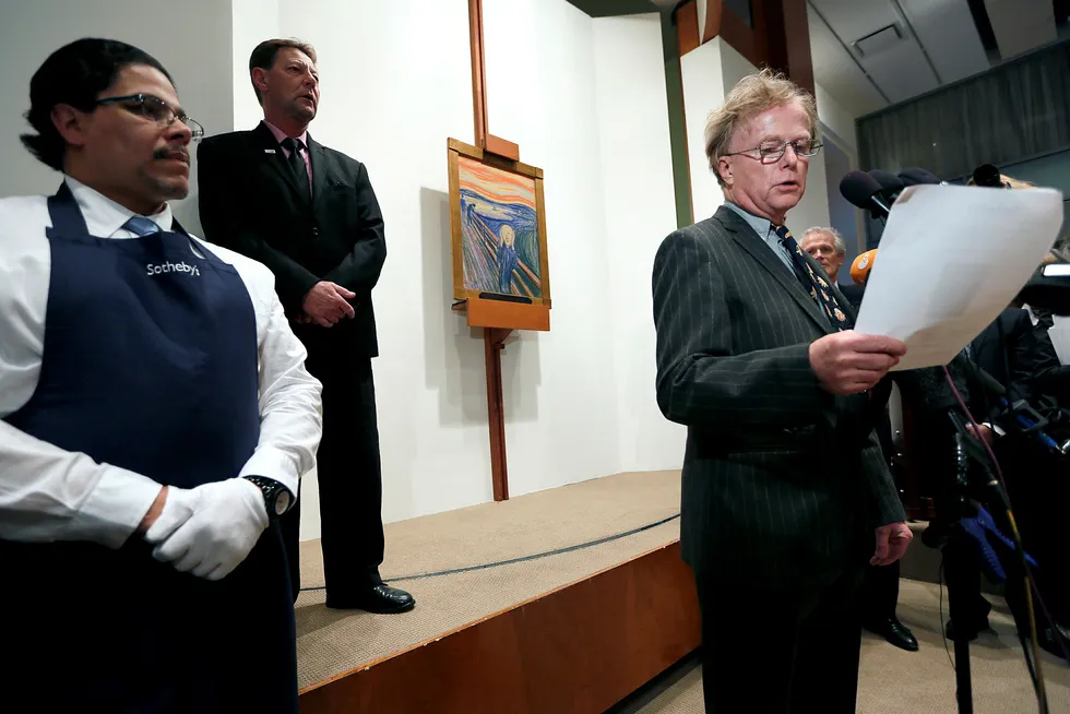 Petter Olsen (til høyre) selger igjen et viktig verk fra sin rikholdige kunstsamling. Her etter salget av Edvard Munchs «Skrik» i 2012 hos Sotheby's i New York. Foto: Ørjan F. Ellingvåg