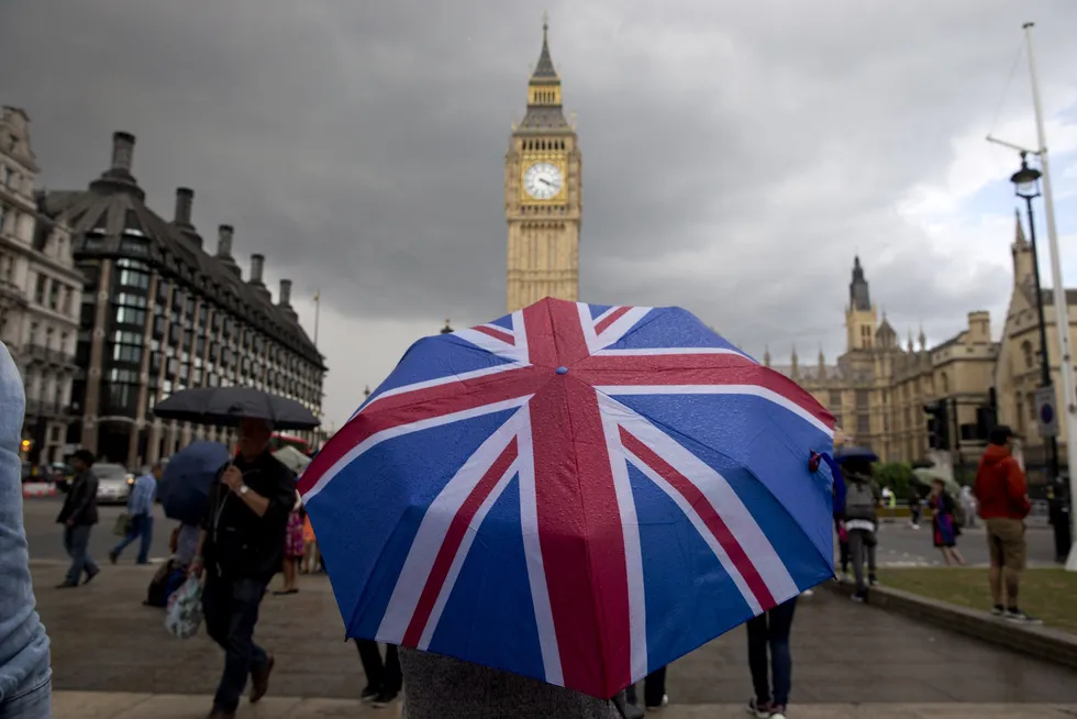 Regnfylt dagen derpå i London, etter at britene stemte nei til EU i juni 2016. 1645 dager senere går det mot en handelsavtale.