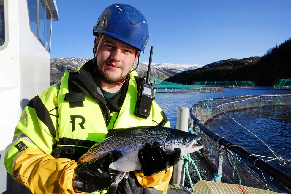 Adrian Jørgensen, her på jobb for SInkaberg, er nyansatt i SJømatbedriftene.