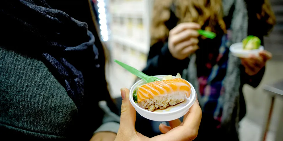 Her deles smaksprøver av sushi ut til kunder hos Meny på Vika.