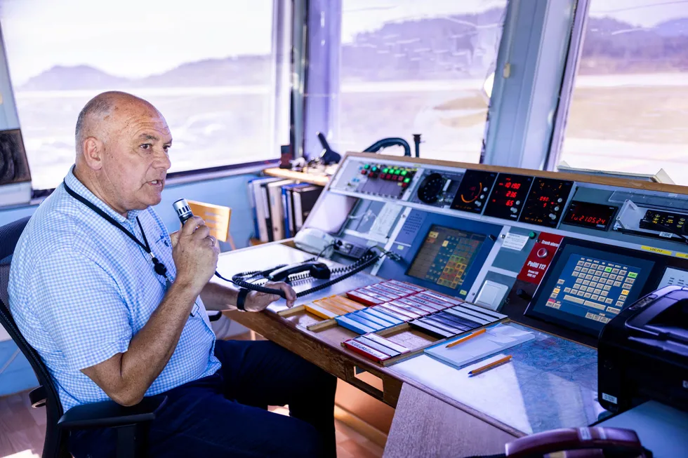 På Stord lufthavn har flyplassjef Jan Morten Myklebust også jobben som operatør i tårnet, og gir et innkommende fly oppdatert informasjon om vind og aktivitet på bakken. Nå skal det tas en beslutning om bygging av helt nytt tårn.