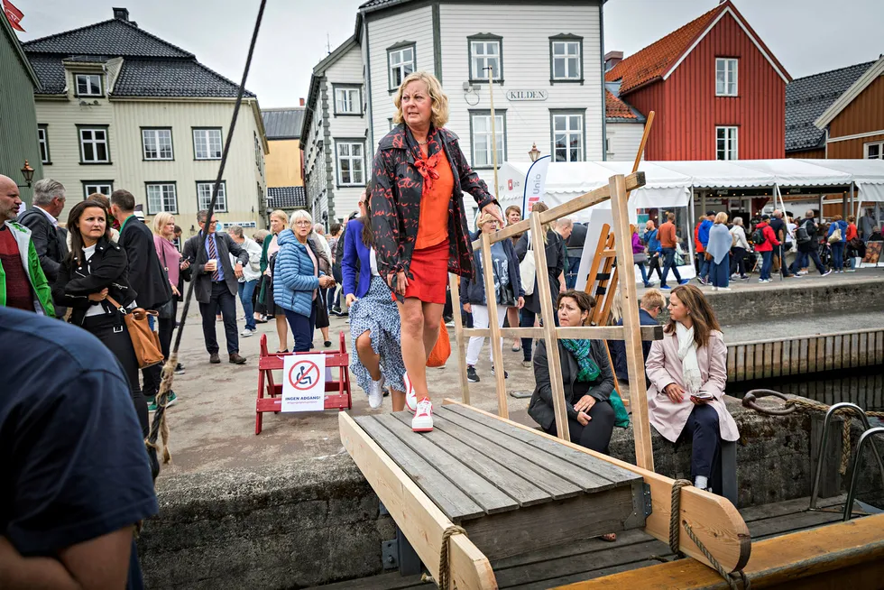 Konserndirektør Berit Svendsen i Telenor går om bord i mediebåten for å delta i en paneldebatt under Arendalsuka.