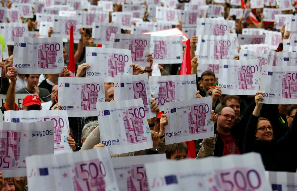 Mange tyskere har reagert på at 500-euroseddelen tas ut av produksjon. Men personene på bildet som deltok i en anti-kapitalisme-demonstrasjon i Frankfurt i fjor høst er neppe blant tilhengerne av den store seddelen.
