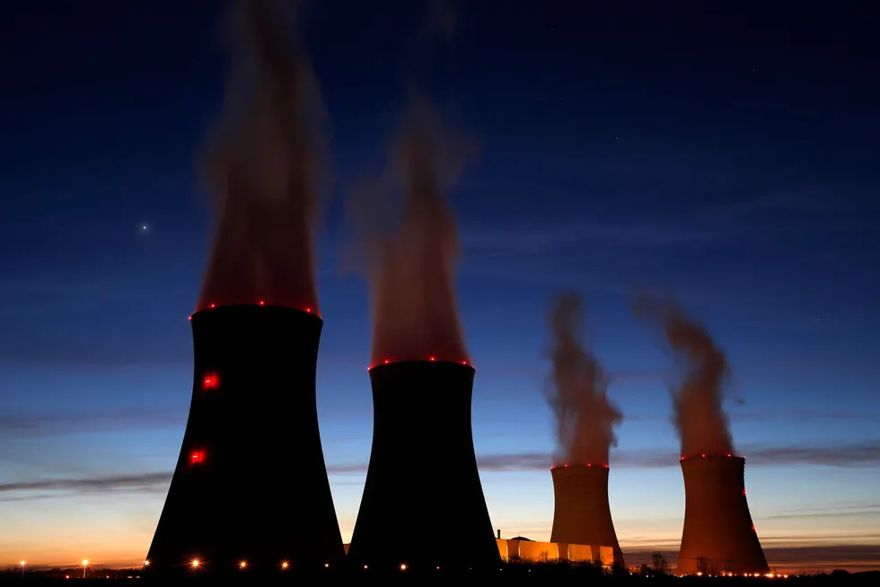 Vi tror kjernekraft kan komme allerede om ti år. McKinsey tror det tidligst kan komme om 20 år. Uansett vil kjernekraft kunne få en viktig rolle i fremtidens Norge., skriver artikkelforfatterne. Her, et atomkraftverk i Dampierre-en-Burly i Frankrike.