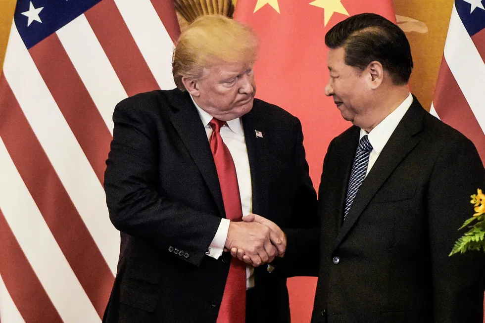 Mange venter på en reprise av håndtrykket mellom USAs president Donald Trump og Kinas president Xi Jinping, her fra Beijing i fjor. Foto: Fred Dufour/AFP/NTB Scanpix