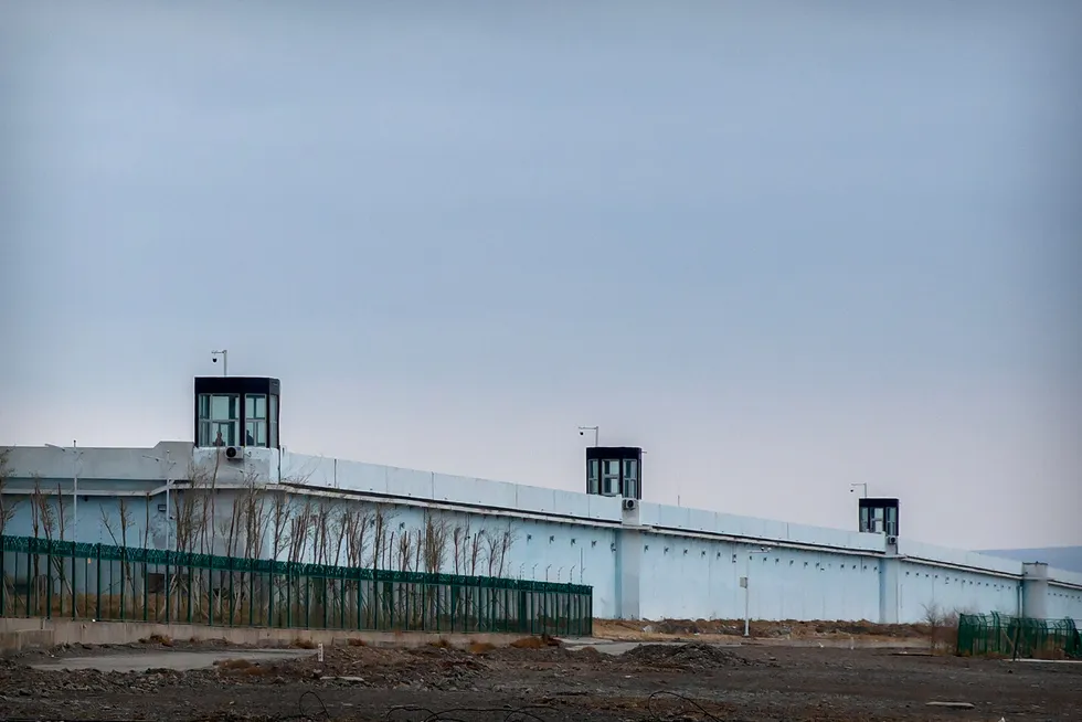 Vakttårn ved interneringsleiren Urumqi 3 i Dabancheng vest i Xinjiang-regionen i Kina. Beijings interneringspolitikk mot uigurene og andre muslimske minoriteter kan være forbrytelser mot menneskeheten, heter det i en rapport fra FNs høykommissær for menneskerettigheter.
