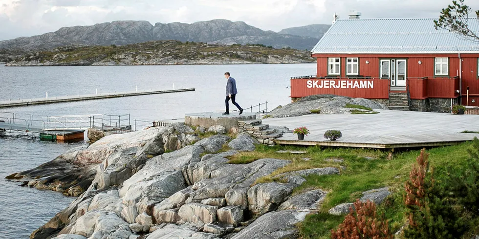 FIRDA SEAFOOD: Laksebedriften Firda Seafood Group har søkt om tillatelse til å bygge nytt settefiskanlegg. Bildet er fra et renovert gammelt hotell på en holme i Sogn og Fjordane.