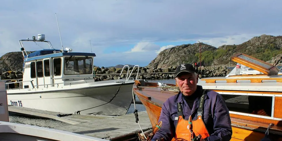 BRUKBARE FANGSTER: Erling Kristensen fra Korshamn i Lyngdal har fått om lag 20 hummer i de beste trekkene av 50 teiner.Foto: Roy Harbakk