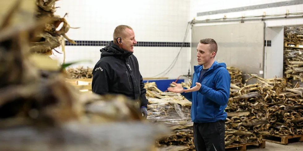 Tørrfiskprodusenten Sufi og daglig leder Ole Olsen (t.h) mener det er på tide å se på strukturen til fiskeindustrien i Lofoten. På tide med færre anlegg, mener han.
