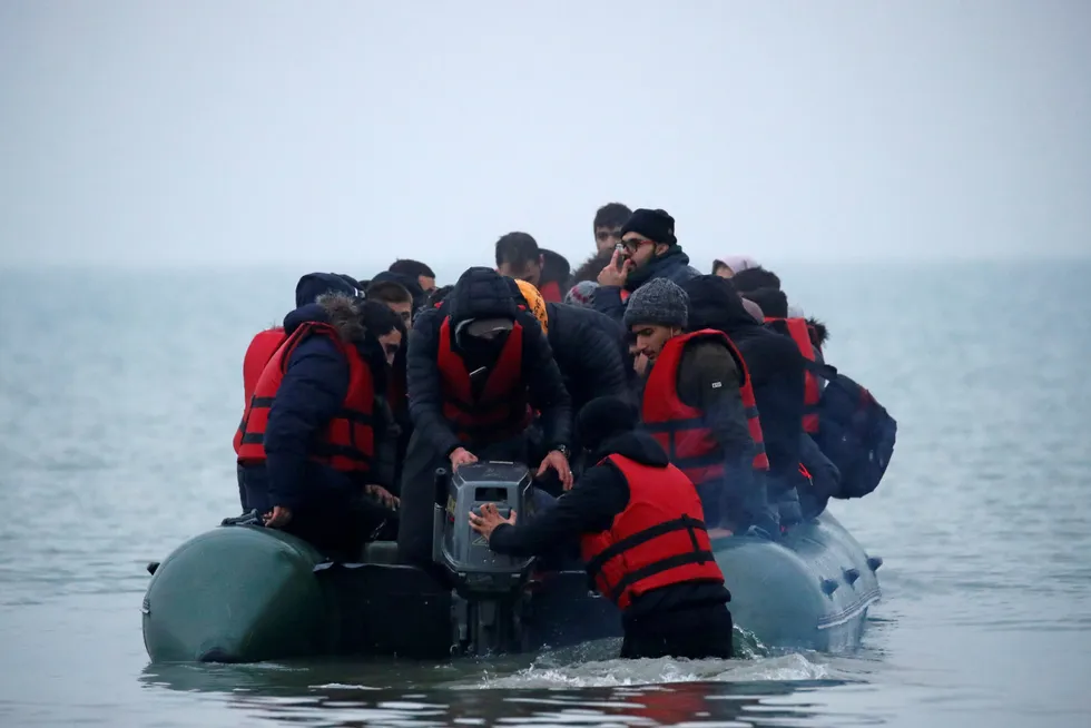 Mer enn 40 migranter forlater Frankrike for krysse Den engelska kanal 24. november.
