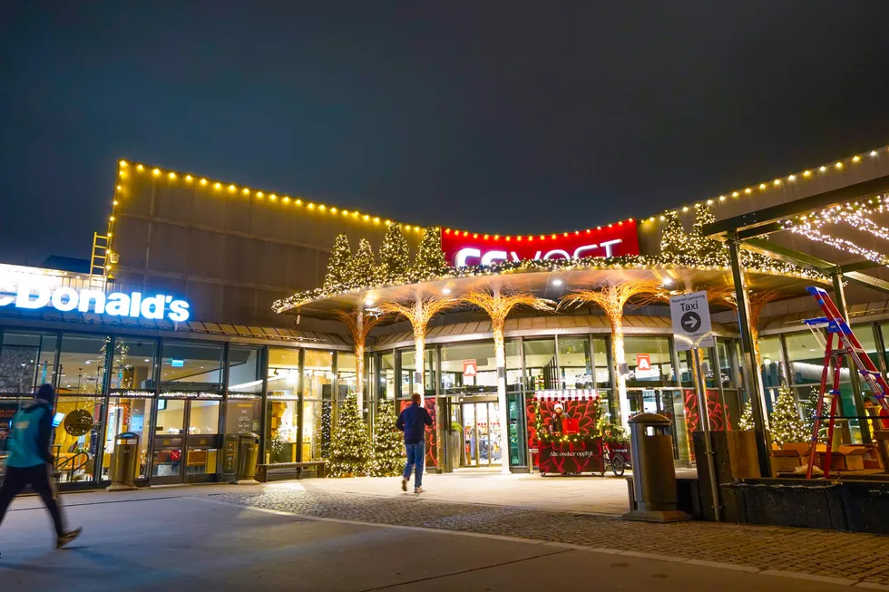 Kjøpesentre og butikker holder søndagsåpent før jul. Mange benytter seg av tilbudet, slik som på CC Vest i Oslo.